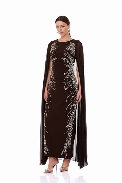 فستان سهرة مطرز بتفاصيل عباءة بنية